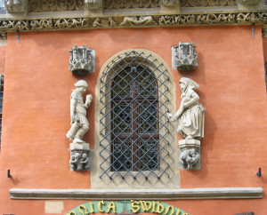Rilievi sopra ingresso in Cantina